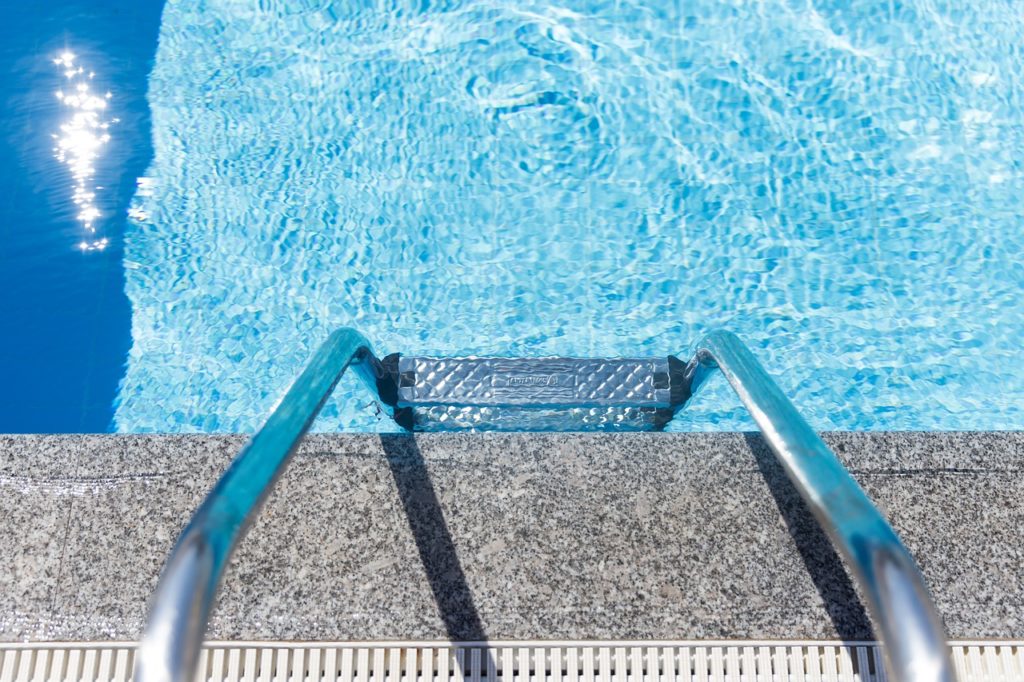 Escalera de piscina de verano