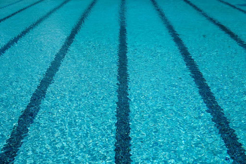 La bomba de agua sumergible puede extraer el agua para tu piscina.