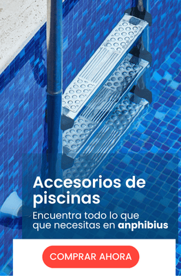 Accesorios para piscinas. Imagen de una escalera de acero inoxidable sumergida dentro de una piscina con agua limpia